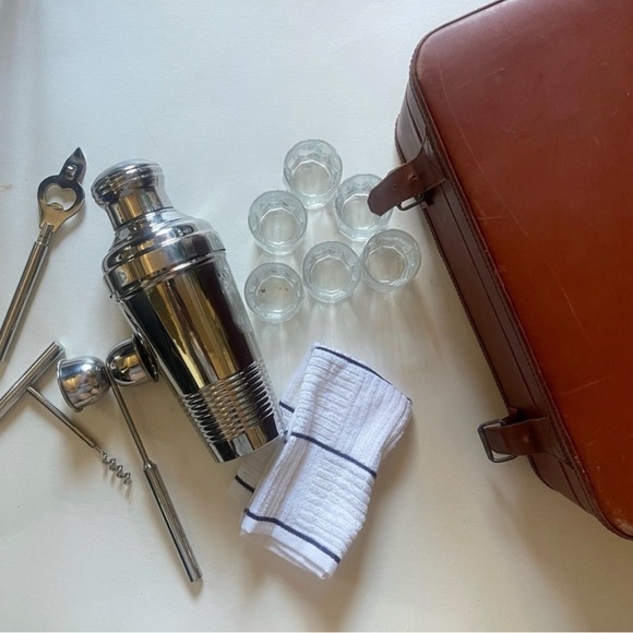 Portable martini set from pottery barn - Picture 1 of 10